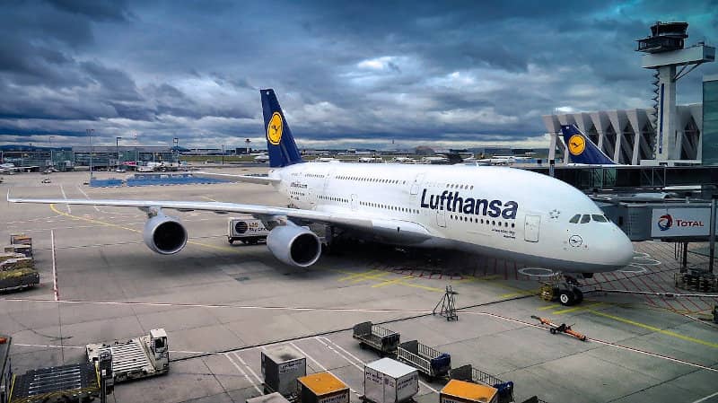 Bild eines Airbus A380 der Fluggsellschaft Lufthansa am Flughafen Hamburg.