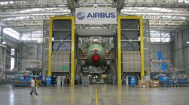 Foto einer Airbus Fertigungshalle für den Flugzeugbau. Der Flugzeughersteller Airbus bietet viele interessante Jobs in der Luftfahrt bundesweit in Deutschland an.