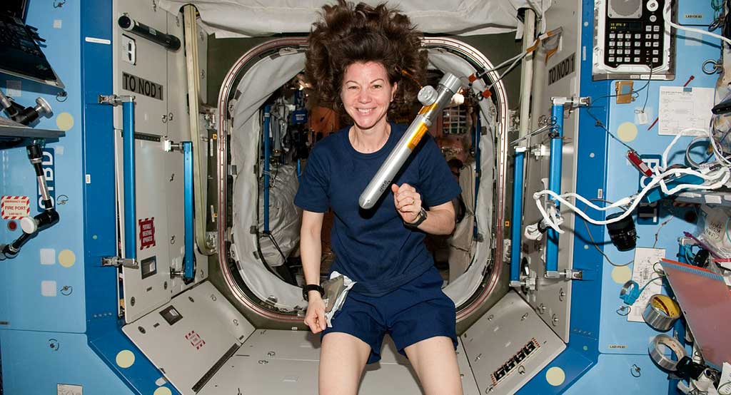 Bild einer Frau in der ISS, einige Projekte der Raumfahrttechnik darin sind in Bremen entstanden.
